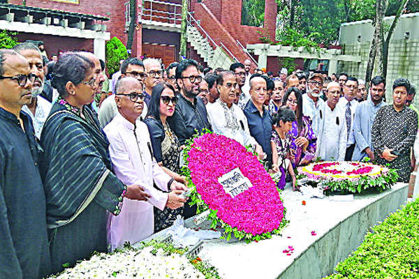 বঙ্গবন্ধুর সমাধিতে জাতীয় প্রেস ক্লাব নেতৃবৃন্দের শ্রদ্ধা