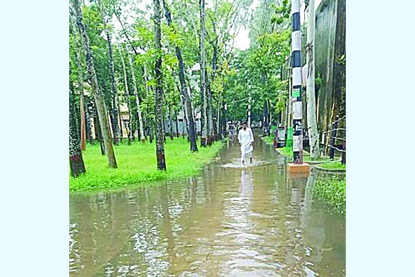 ড্রেনের নোংরা পানিতে নাকাল বিএম কলেজের শিক্ষার্থী-শিক্ষক-কর্মচারী