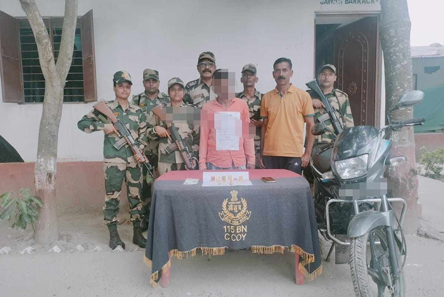 স্বর্ণের বিস্কুট পাচার করতে গিয়ে বিএসএফ'র হাতে আটক পাচারকারী