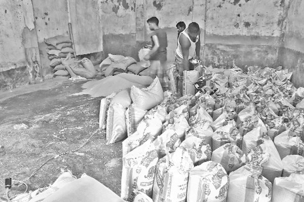 বস্তা পরিবর্তন করে সরকারি চাল কালোবাজারে