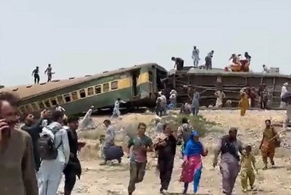 পাকিস্তানে ট্রেন লাইনচ্যুত হয়ে নিহত ১৯