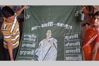 মসলিনের ওপর মমতাকে ফুটিয়ে তুললেন তাঁতশিল্পী

