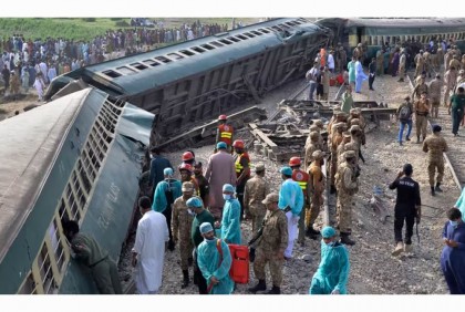 পাকিস্তানে ভয়াবহ ট্রেন দুর্ঘটনায় নিহত বেড়ে ৩০, আহত ১০০

