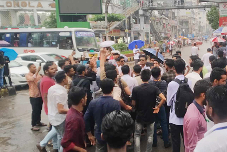 এইচএসসি পরীক্ষা পেছানোর দাবিতে সায়েন্সল্যাব এলাকায় অবরোধ

