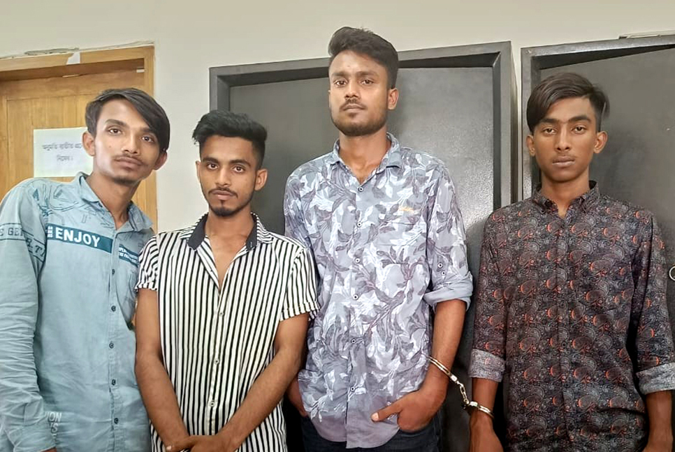 যাত্রী সেজে অটোরিকশা ছিনতাই করত তারা