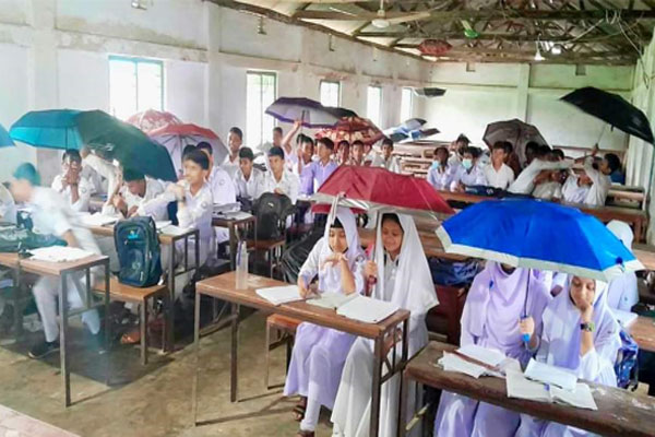 ছাতা মাথায় নিয়ে ক্লাস