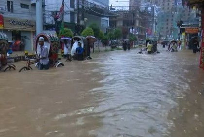 পানিতে ভাসছে চট্টগ্রাম 

