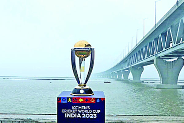 বিশ্বকাপ ট্রফি ঘুরে এলো পদ্মা সেতু