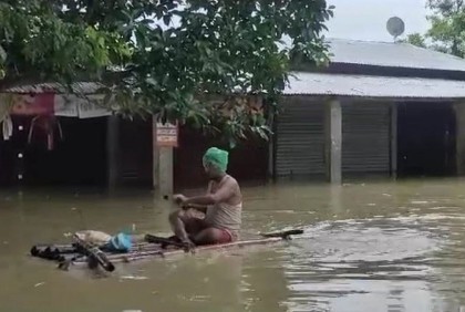 কক্সবাজারে বন্যা পরিস্থিতির অবনতি, দুই লক্ষাধিক মানুষ পানিবন্দী 