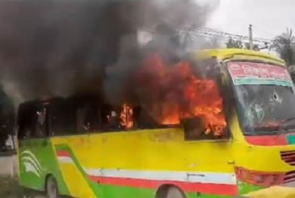আশুলিয়ায় বাসে আগুন : ভিডিও দেখে ছয় জন গ্রেফতার