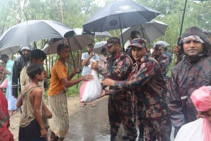 বন্যা-পাহাড় ধসে ক্ষতিগ্রস্ত অসহায়দের মাঝে বিজিবি’র ত্রাণ বিতরণ