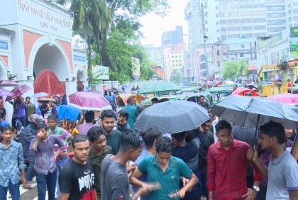 এইচএসসি পরীক্ষা পেছানোর দাবিতে সিলেটে সড়ক অবরোধ
