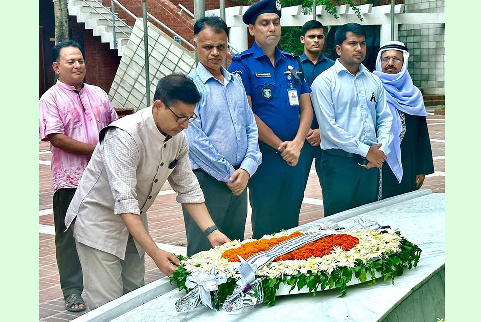 বঙ্গবন্ধুর সমাধিতে ভারতীয় হাই কমিশনারের শ্রদ্ধা
