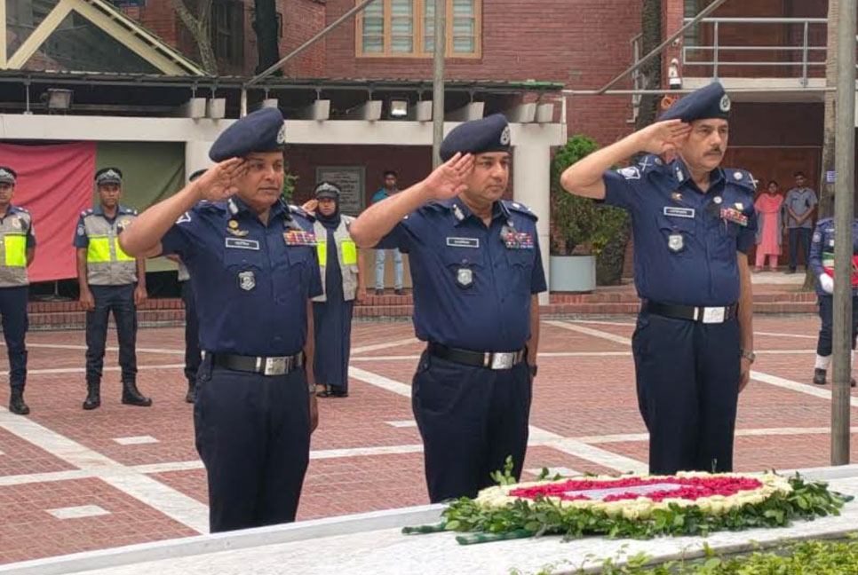 বঙ্গবন্ধুর সমাধিতে তিন অতিরিক্ত আইজিপির শ্রদ্ধা
