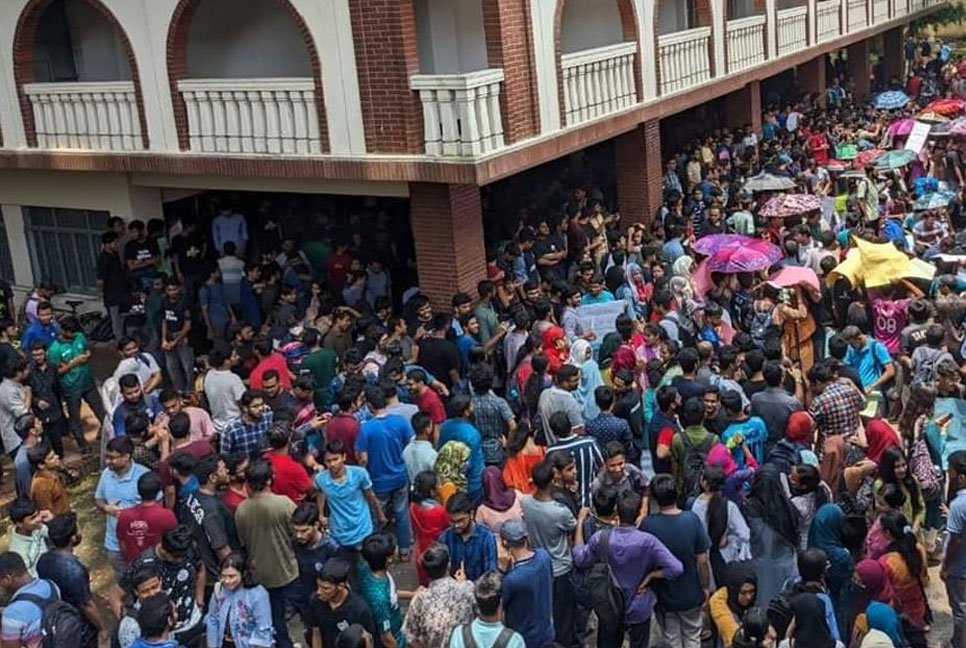 আবরার হত্যায় অভিযুক্ত বিটু ক্লাসে ফেরায় বুয়েট শিক্ষার্থীদের বিক্ষোভ 