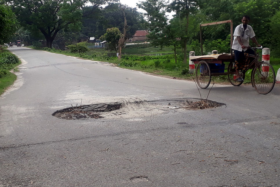 ব্যস্ততম সড়কের দেবীপুর সেতুটি 
মরণ ফাঁদ