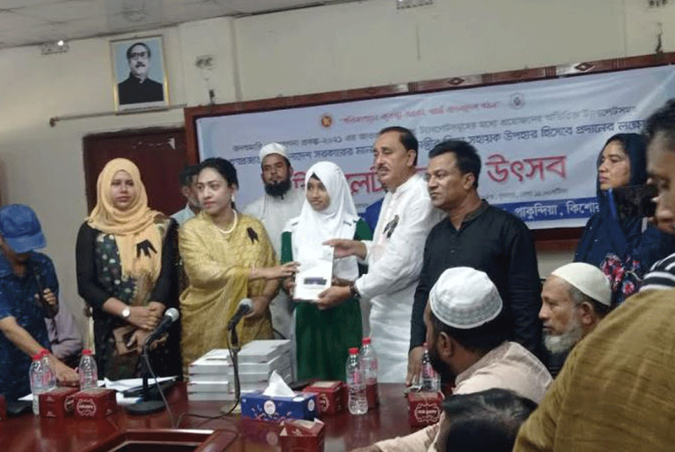 পাকুন্দিয়ায় ৪৮২ শিক্ষার্থীর মাঝে ট্যাব বিতরণ