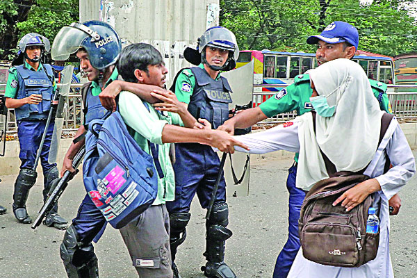 হঠাৎ আন্দোলনে পরীক্ষার্থীরা
