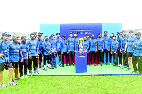 বিশ্বকাপ ট্রফির সঙ্গে ছবি তুলে রোমাঞ্চিত টাইগাররা