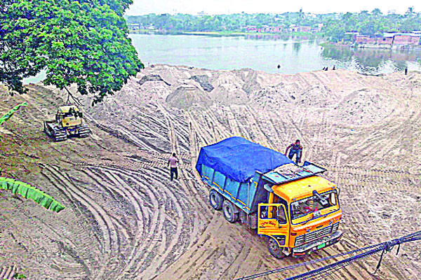 প্রকাশ্যে ভরাট হচ্ছে জলাশয়