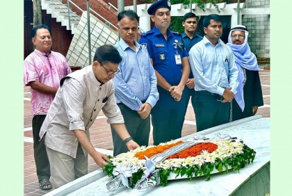বঙ্গবন্ধুর সমাধিতে ভারতীয় হাই কমিশনারের শ্রদ্ধা