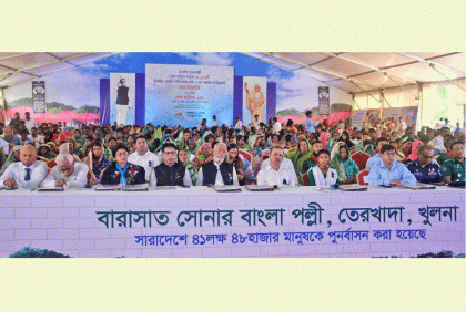 খুলনায় প্রধানমন্ত্রীর উপহারের ঘর পেল ৯৮৭ পরিবার