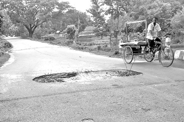 সেতুতে গর্ত, চলাচলে বিঘ্ন