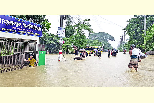 নামছে বন্যার পানি, ভেসে উঠছে ক্ষত