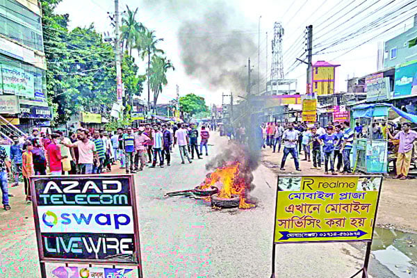 প্রতিবাদে ভাঙচুর অগ্নিসংযোগ