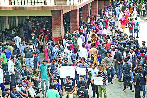 ক্লাস বর্জন করে বিক্ষোভ বুয়েট শিক্ষার্থীদের