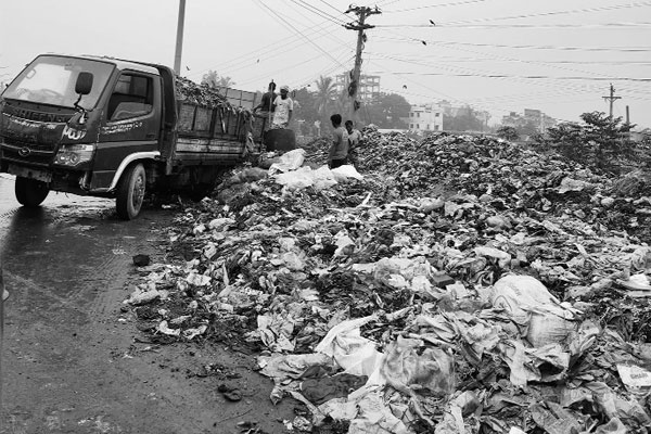 ময়লার দুর্গন্ধে অতিষ্ঠ যাত্রী-পথচারী
