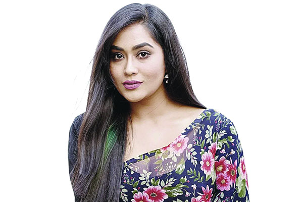 ওটিটির কাজে ব্যস্ত মম