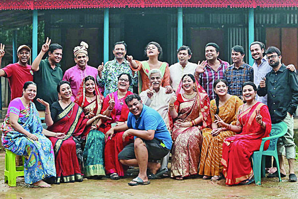 ‘পিতা বনাম পুত্র গং’র মিলনমেলায় তারকারা