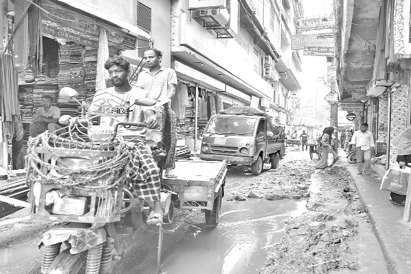 বৃষ্টি হলেই কাদাপানিতে একাকার দুই সড়ক