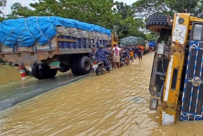 দু’দিন পর চট্টগ্রাম-কক্সবাজার মহাসড়কে যান চলাচল শুরু