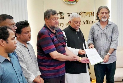 চার দফা দাবিতে স্বরাষ্ট্রমন্ত্রীর কাছে যুবলীগের স্মারকলিপি

