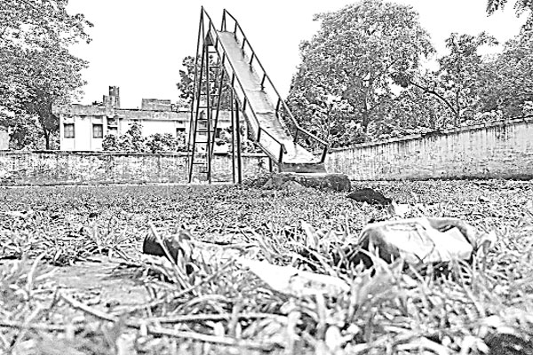 মাদকসেবীর আড্ডাখানা সরকারি শিশুপার্ক