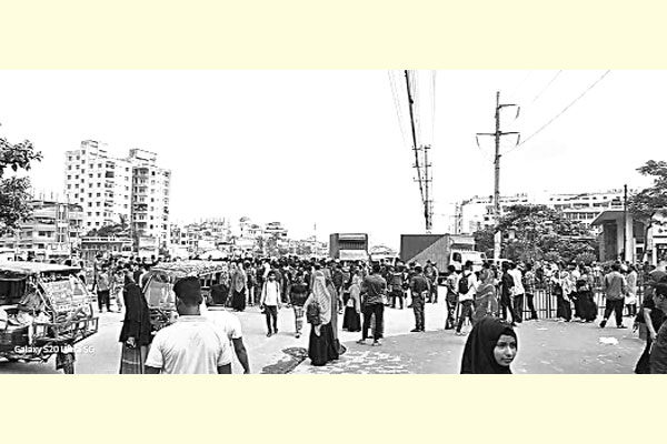 শ্রমিক মৃত্যুর জেরে সড়ক অবরোধ