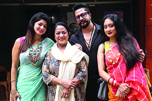 অসম্ভব নিয়ে প্রস্তুত তারা