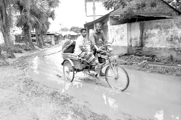 সামান্য বৃষ্টিতেই সড়কে হাঁটুপানি