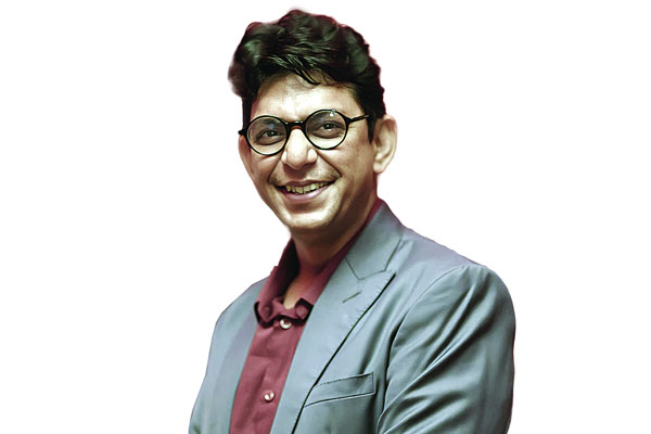 মেঘের রাজ্যে বাবাকে খুঁজতে থাকি
