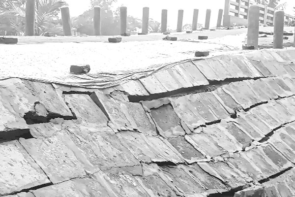 উদ্বোধনের আগেই সেতুর সংযোগ সড়কে ধস