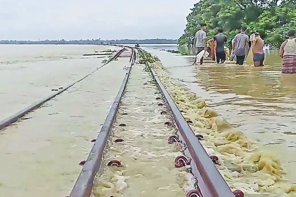 বন্যার ধাক্কা দোহাজারী-কক্সবাজার রেললাইনে