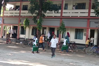 তেঁতুলিয়ায় উচ্চশিক্ষা অনিশ্চিত ১২৪২ শিক্ষার্থীর