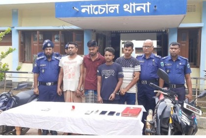 চাঁপাইনবাবগঞ্জে স্বর্ণালংকারসহ ৪ চোর গ্রেফতার
