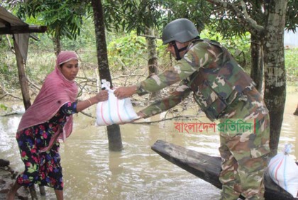 পাহাড়ে বানভাসিদের দুর্ভোগ চরমে, ত্রাণ সহায়তায় সেনাবাহিনী