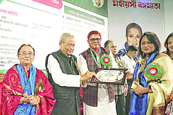 বঙ্গমাতা স্মৃতিপদক পেলেন জাতীয় প্রেস ক্লাব সভাপতি ফরিদা ইয়াসমিন