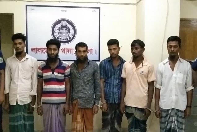 লালমোহনে ছয় জুয়াড়ি গ্রেফতার
