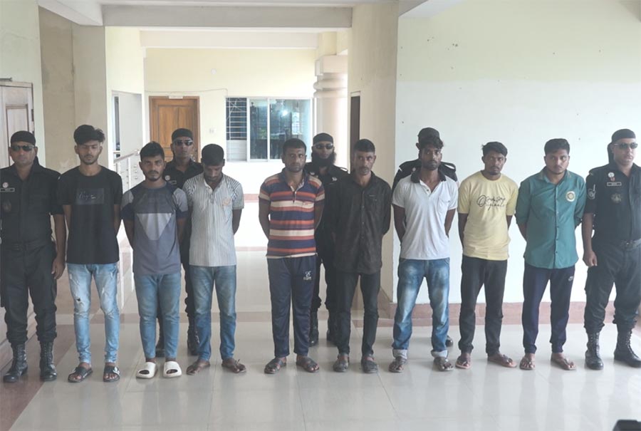 সুন্দরবনে আসাবুর বাহিনীর প্রধানসহ ৮ বনদস্যু অস্ত্রসহ গ্রেফতার 