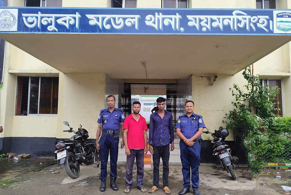 ভালুকায় ২২৪১ পিস ভারতীয় শাড়ীসহ আটক ২